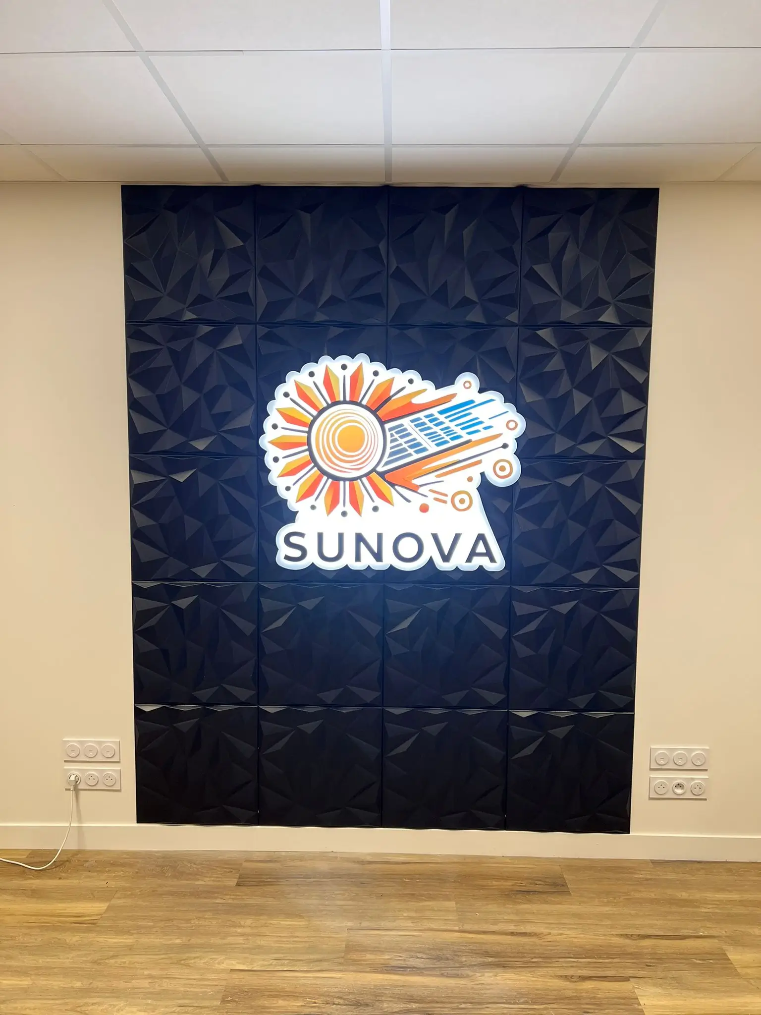 Enseigne lumineuse Sunova sur mur 3D texturé – réalisation ID Graphic