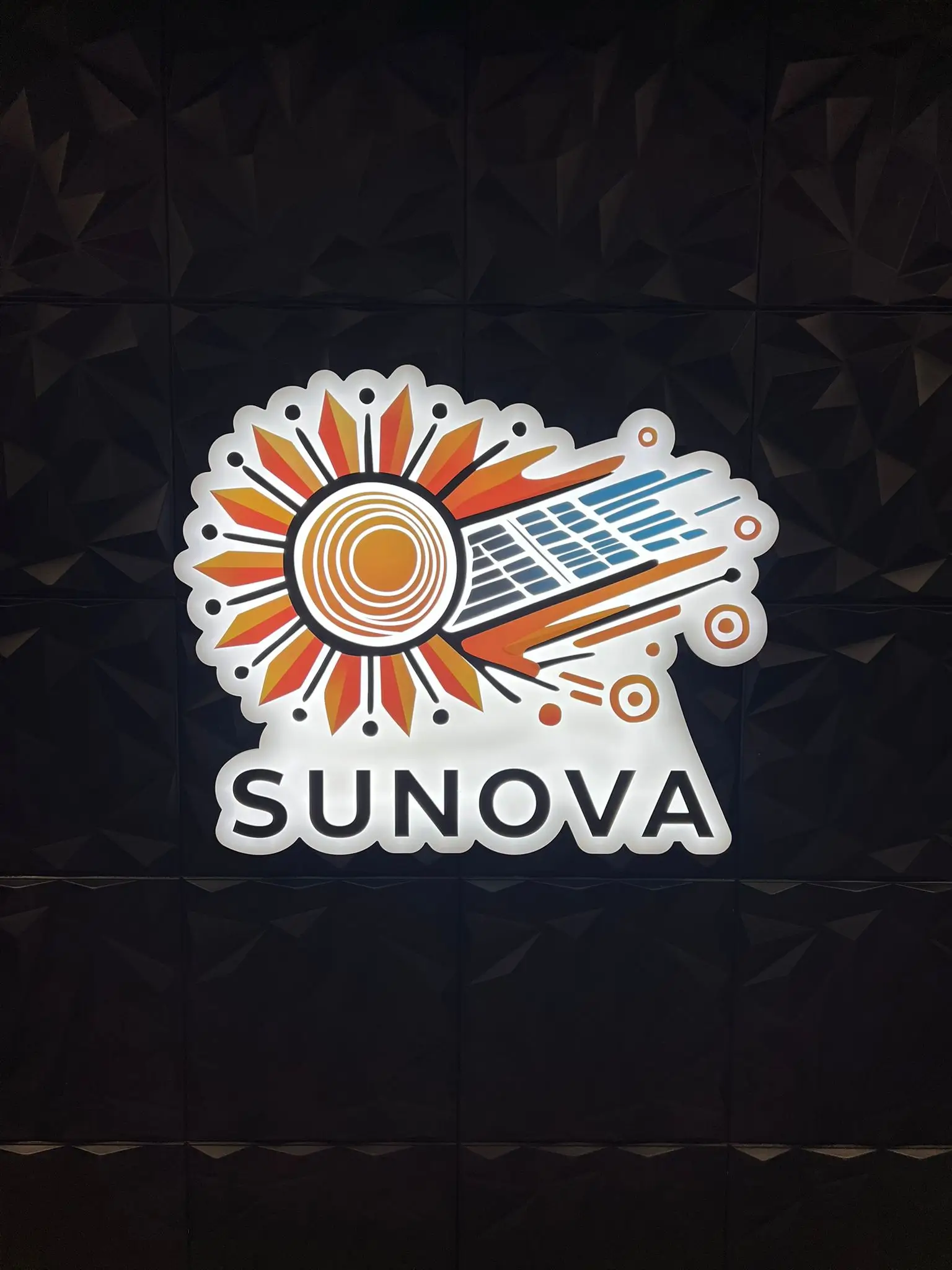 Détail du logo lumineux Sunova installé par ID Graphic